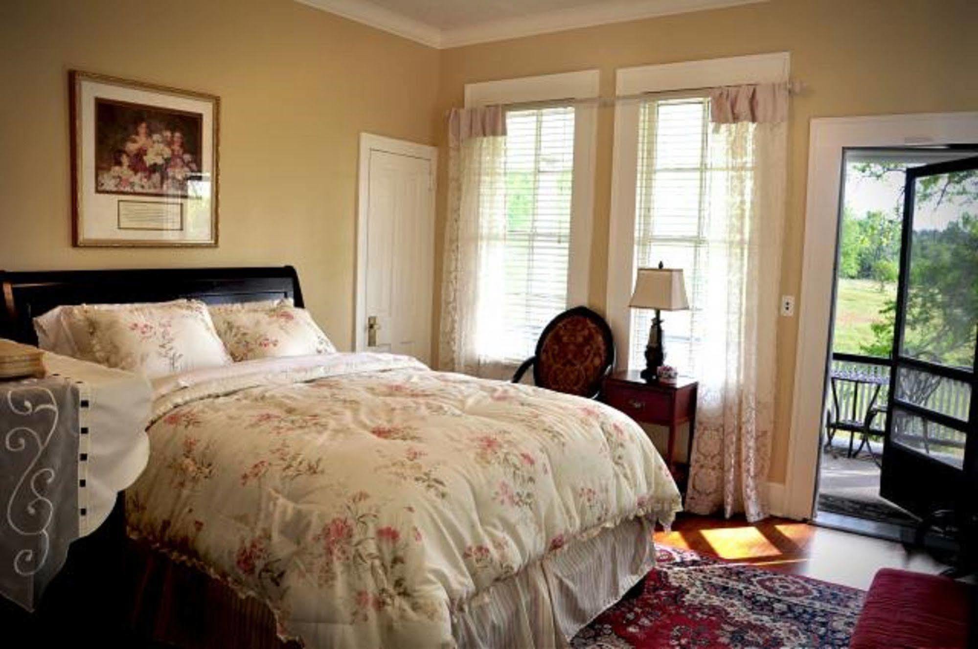 Texas Forest Country Retreat Huntington Екстериор снимка