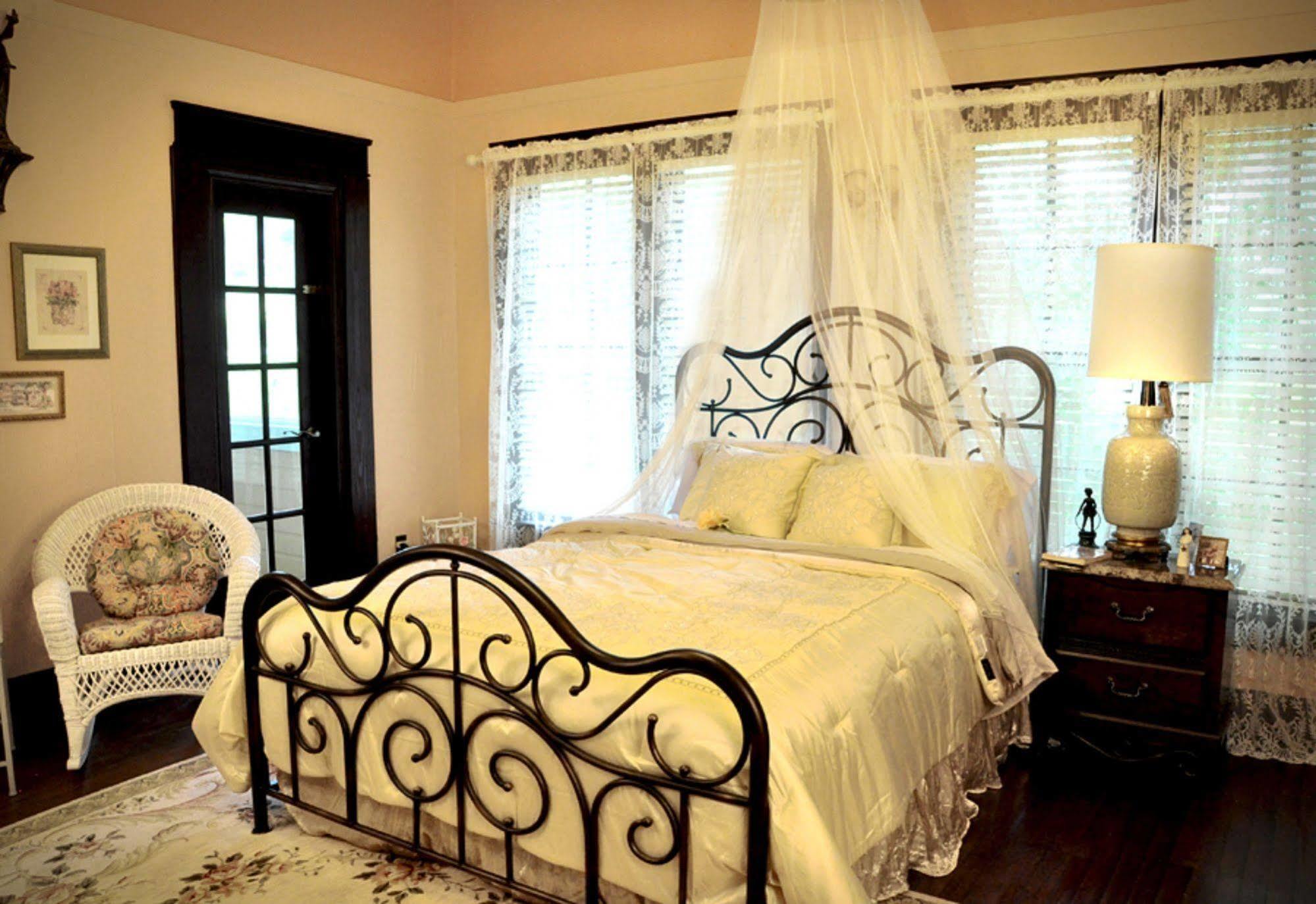 Texas Forest Country Retreat Huntington Екстериор снимка