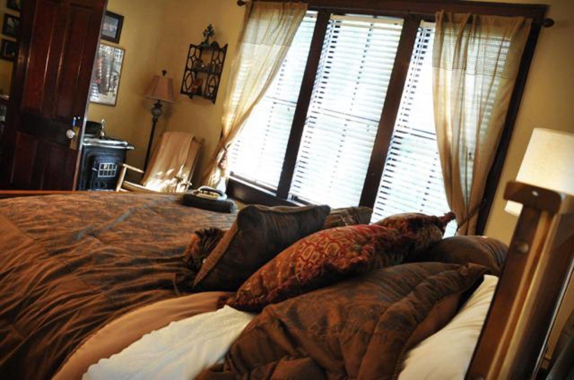 Texas Forest Country Retreat Huntington Екстериор снимка